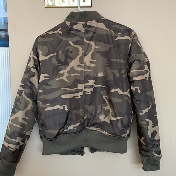 Camo Puffer Jacket! - Picture 3 of 3